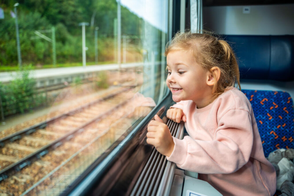 Podróże z dzieckiem bez stresu – jak przygotować malucha do wakacyjnych wyjazdów?